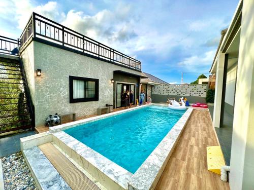 a swimming pool in the backyard of a house at Chill at Hill Pool Villa Sattahip in Ban Tao Than