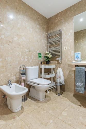 a bathroom with a toilet and a sink at River 9 and City View Porto Gaia by MP in Vila Nova de Gaia