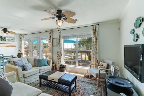 a living room with a couch and a tv at Redecorated PetFriendly Home in Fernandina Beach