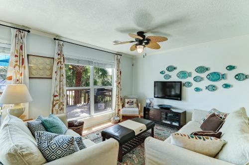 un soggiorno con divano e TV di Redecorated PetFriendly Home a Fernandina Beach