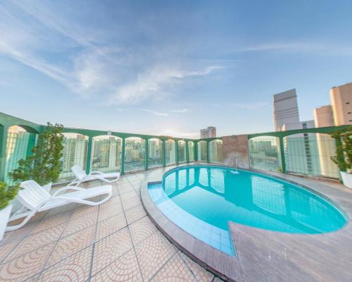 a swimming pool on the roof of a building at Hotel Nacional Inn Curitiba Estação Shopping in Curitiba