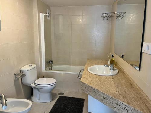 Koupelna v ubytování Atico Helena con solarium y jacuzzi privado en Laguna Beach