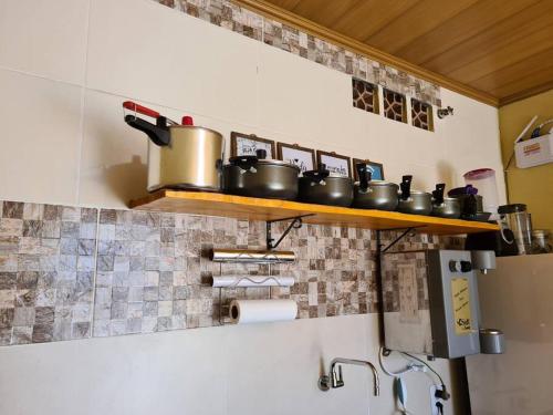 Pássaros do Cerrado Suítesにあるキッチンまたは簡易キッチン