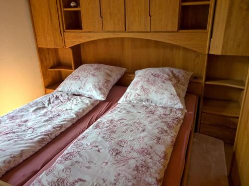เตียงในห้องที่ Idyllische Ferienwohnung in Zentrumsnähe