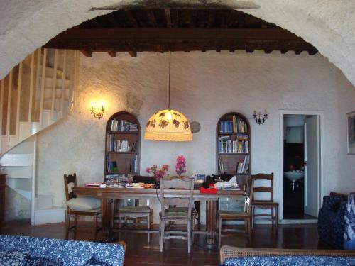 comedor con mesa grande y sillas en Maison de Charme Giulietta, en Bonassola