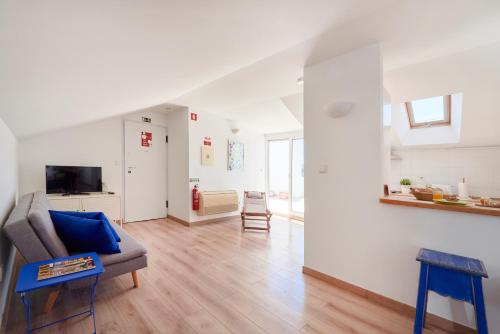 ein Wohnzimmer mit einem Sofa und einem TV in der Unterkunft Sunny Apartment with Terrace.River view! in Lissabon