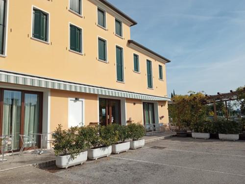budynek z roślinami na parkingu w obiekcie Casa Muci w mieście Breda di Piave