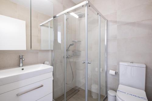 een badkamer met een douche, een toilet en een wastafel bij The MedView Garden House in Perivolia