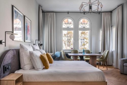 - une chambre avec un lit, une table et des chaises dans l'établissement numa I Novela Rooms & Apartments, à Berlin