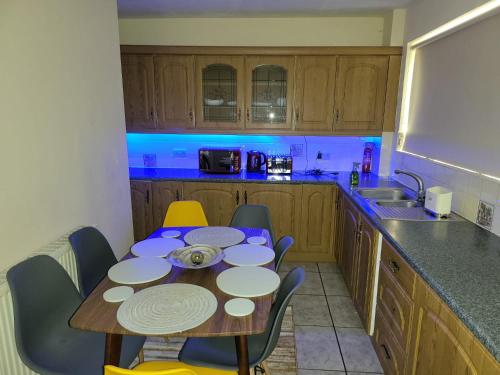 Una cocina o zona de cocina en Spacious serviced home with free parking & Wi-Fi