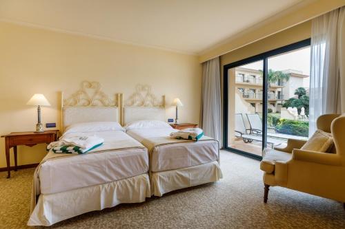Tempat tidur dalam kamar di La Quinta Menorca by PortBlue Boutique - Adults Only