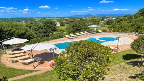 einen Pool mit Liegestühlen und Sonnenschirmen in der Unterkunft Exclusive villa in Montefiascone -Pool and Jacuzzi in Montefiascone