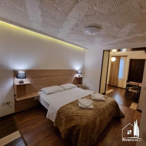 um quarto com uma cama grande num quarto em River House Boutique Hotel em Yerevan