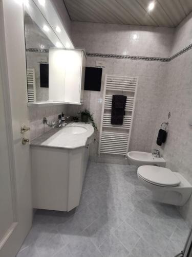 Ένα μπάνιο στο Charmante Wohnung in Zentrum von Nals