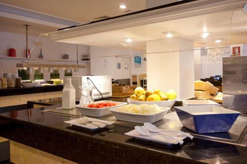 eine Küche mit Obstschalen auf einer Theke in der Unterkunft Hotel Cala Murada in Cala Murada