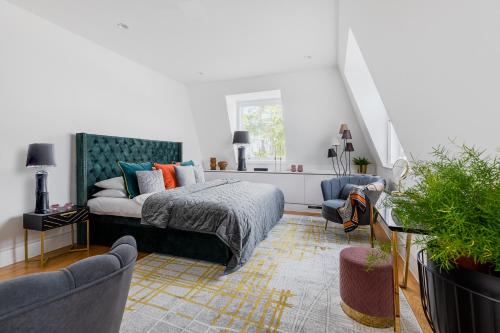 ロンドンにある1st Class Covent Garden Residences for 1st Class Guestsのベッドルーム1室(ベッド1台付)、リビングルームが備わります。