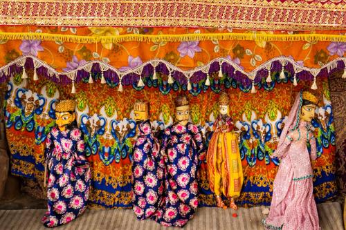 Un groupe de figurines de personnes en costumes colorés dans l'établissement Swad Ri Dhani, Ajmer, à Kokkíni Khánion