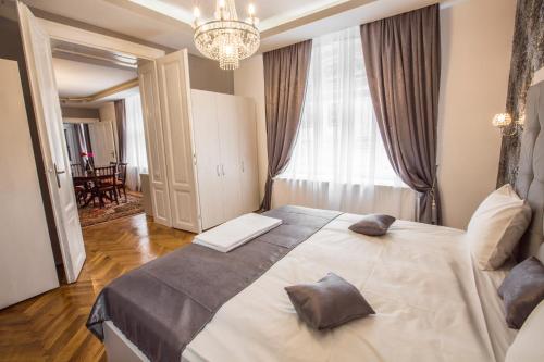 Un dormitorio con una cama grande con dos almohadas encima. en Weidner Apartments, en Sibiu