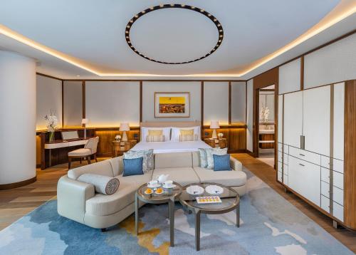 Mandarin Oriental Al Faisaliah, Riyadh في الرياض: غرفه فندقيه بسرير واريكه