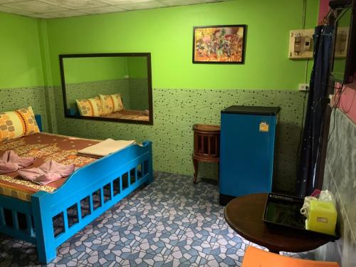 にあるKrua Chehe Resort ครัวเจ๊ะเห รีสอร์ทのベッド、鏡、テーブルが備わる客室です。