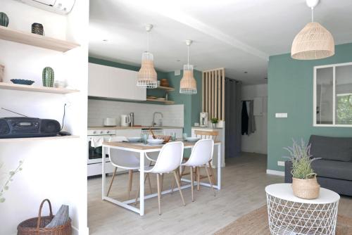 kuchnia i salon ze stołem i krzesłami w obiekcie Bandol AZUR - 2 chambres, balcon, bord de mer, wifi, climatisé et parking privé w mieście Bandol