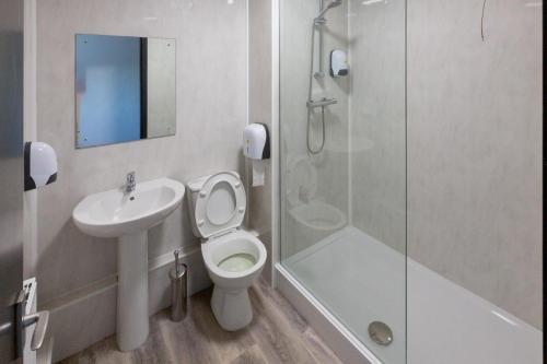 uma casa de banho com um WC, um lavatório e um chuveiro em Pelham Hotel em Immingham