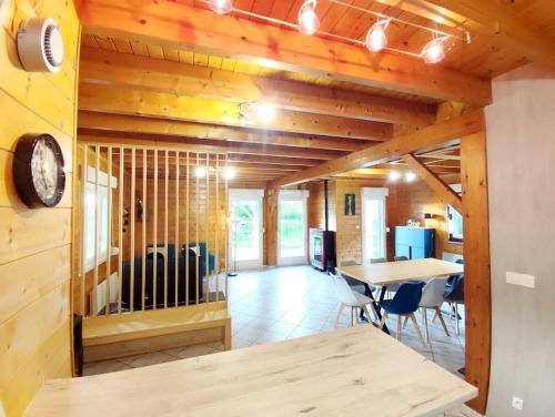 une cuisine et une salle à manger avec une table et des chaises dans l'établissement Le Vivaldi, Au cœur du massif vosgien avec terrain de pétanque, à Rochesson