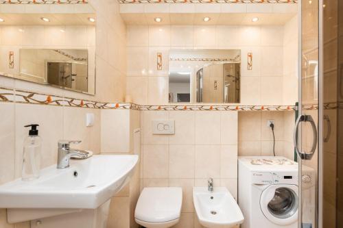 łazienka z umywalką i pralką w obiekcie Chmielna 104 by Homeprime w Warszawie