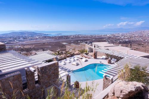 Luxury Mykonos Villa Villa Sapphire Private Pool 5 Bedrooms Kounoupas游泳池或附近泳池的景觀