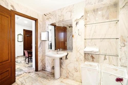 La salle de bains est pourvue d'un lavabo et d'un miroir. dans l'établissement Palacete del Porvenir, à Séville