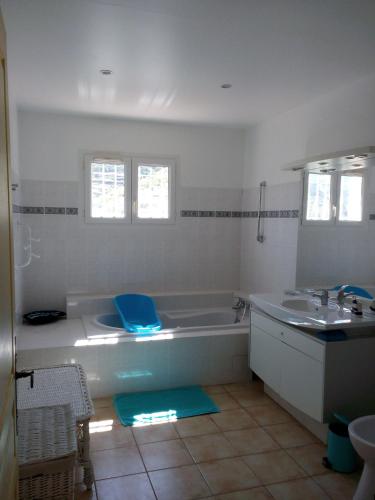 une salle de bain blanche avec une baignoire et un lavabo dans l'établissement Magnifique villa piscine billard Great villa swimming pool, à Banyuls-sur-Mer