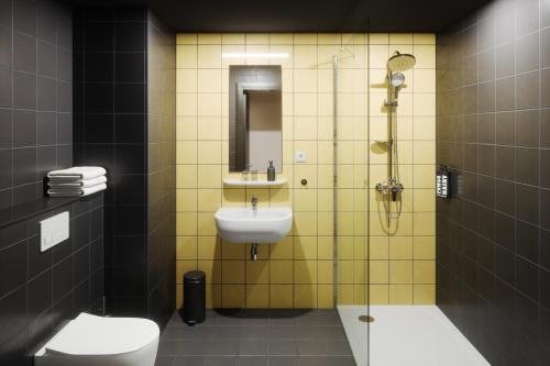 W łazience znajduje się umywalka, toaleta i prysznic. w obiekcie The Social Hub Barcelona Poblenou w Barcelonie
