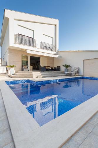 Villa Ema with heated saltwater pool, sauna and private gym - by TA Leut Agency