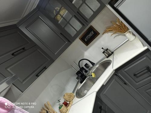 einen Blick über eine Küche mit einem Waschbecken in der Unterkunft Xanbulan_Home 