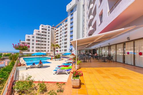 - Vistas a la piscina del complejo en Xon's Platja HA, en Empuriabrava