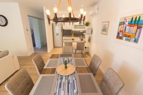 Η κουζίνα ή μικρή κουζίνα στο Villa Ema with heated saltwater pool, sauna and private gym - by TA Leut Agency