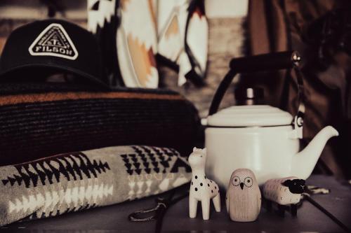 a table topped with a tea pot and figurines of animals at Kåseberga Hideout in Kåseberga
