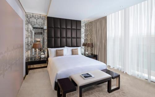 سرير أو أسرّة في غرفة في Al Faisaliah Hotel, Riyadh