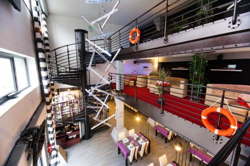 an overhead view of the lobby of a restaurant at Hotel Malinowski Business in Gliwice