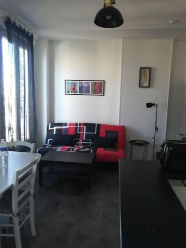 un salon avec un canapé et une table dans l'établissement La Résidence immeuble proche place François 1er, à Cognac