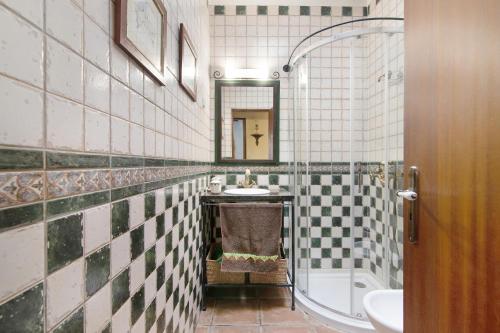 La salle de bains est pourvue d'un lavabo, d'une baignoire et d'un miroir. dans l'établissement Casa Rústica, à Silves