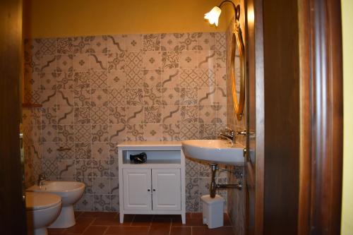 łazienka z 2 toaletami i umywalką w obiekcie Agriturismo Il Santo w Greve in Chianti