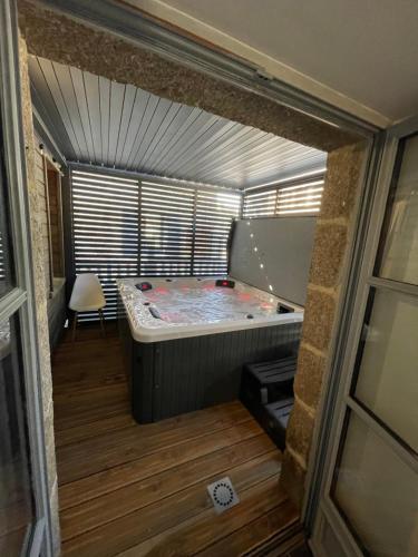 een kleine kamer met een bed en een raam bij Résidence Tamaris Soline in Lanvallay