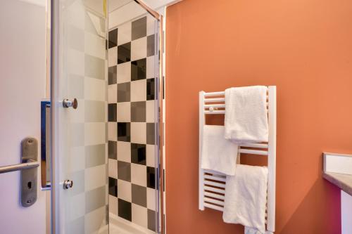 La salle de bains est pourvue d'une douche et de serviettes. dans l'établissement Bordeaux : superb apartment near St-Jean station, à Bordeaux