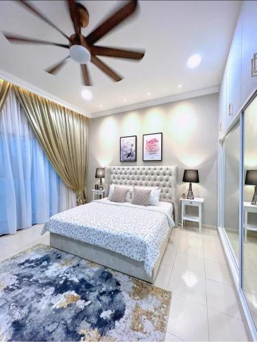 sypialnia z łóżkiem i wentylatorem sufitowym w obiekcie FARIDZ Homestay at Myra Saujana w mieście Kampong Simpang Empat