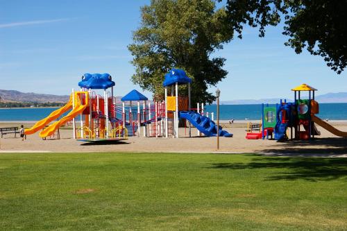 park z placem zabaw ze zjeżdżalnią w obiekcie Multi Resorts at Bear Lake w mieście Garden City