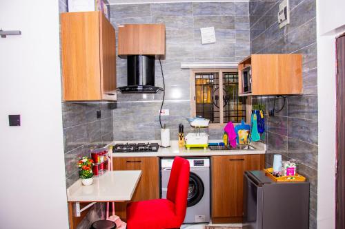Η κουζίνα ή μικρή κουζίνα στο NIFEWAT APARTMENT leed studio apartment with gym, Netflix and WiFi