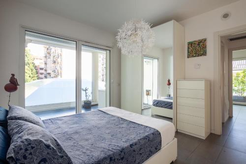 Luxury apartment with terrace - Forze Armate في ميلانو: غرفة نوم بسرير وثريا