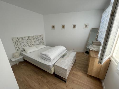 Giường trong phòng chung tại 2 pièces avec parking en Coeur de Ville - Appartement lumineux et calme