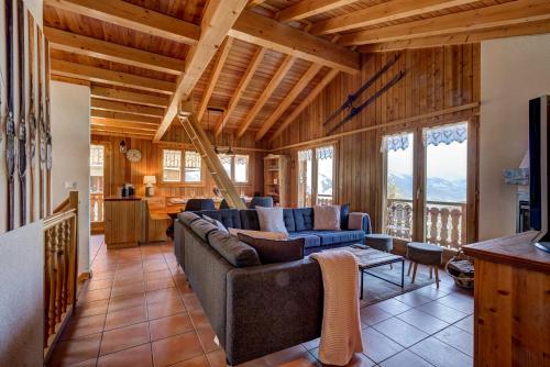 un salon avec un canapé et une table dans l'établissement Chalet Bellevue, à La Tzoumaz